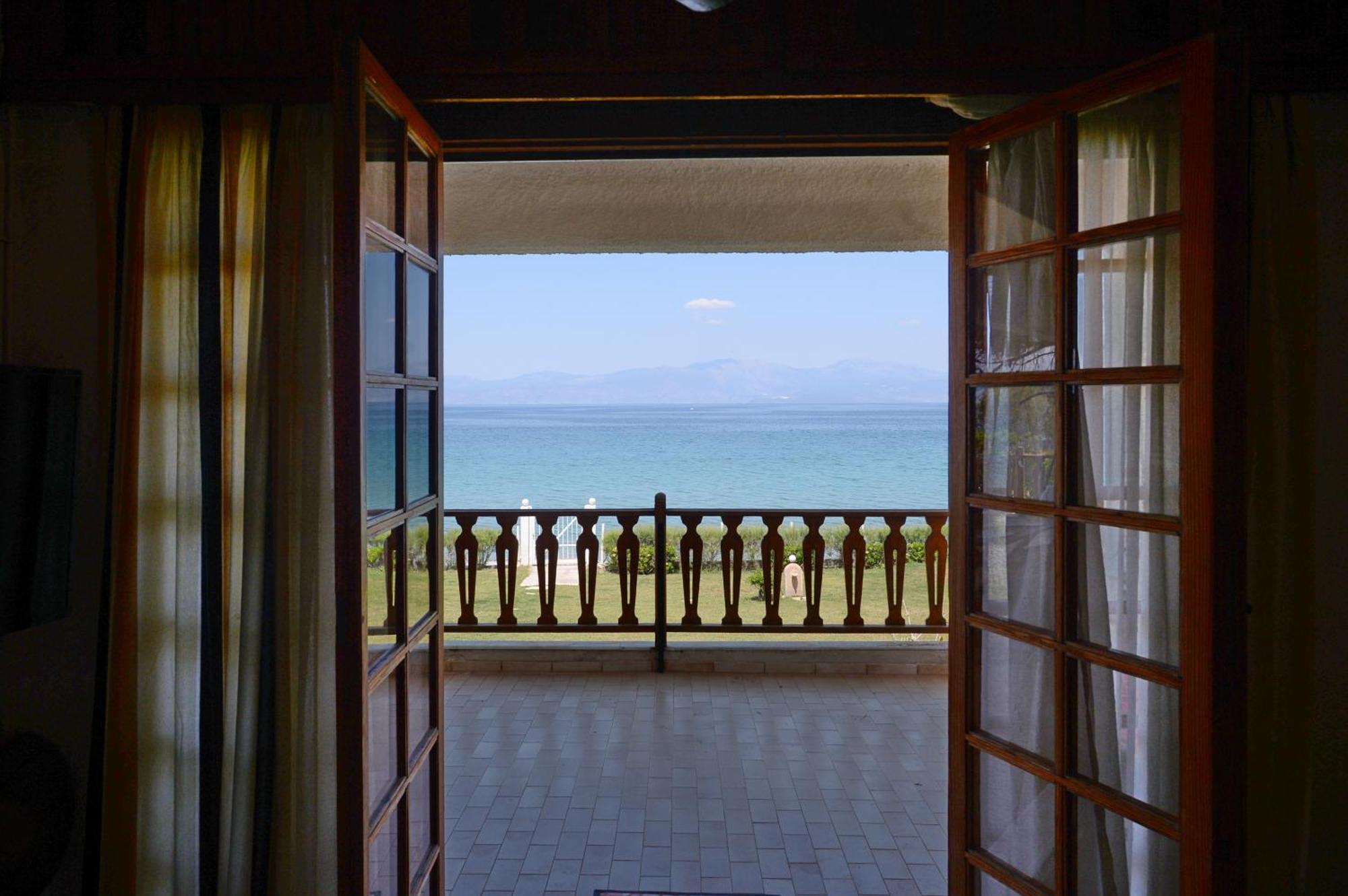Antorina Beachfront Villas With Private Pools Kamari  Екстериор снимка